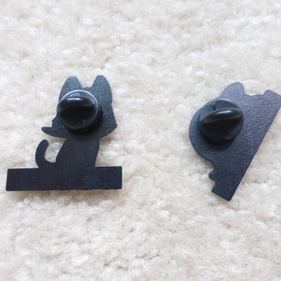 Lot of 2 cute gray funny cat pins - Picture 2 of 3